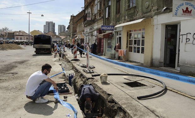 Мајстори сређују цеви код пијаце